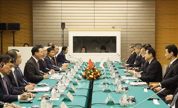 At the talks between President Vo Van Thuong and Japanese Prime Minister Fumio Kishida in Tokyo on November 27. (Photo: VNA)