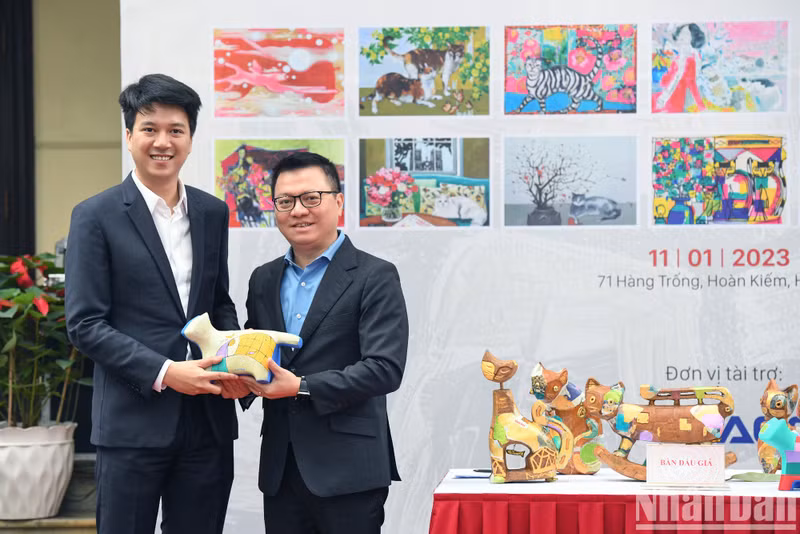 At the exhibition, the Organizing Committee cooperated with artists to auction several works to raise funds for charity, contributing to the spread of human values, and continuing the nation's precious tradition of caring and sharing.
