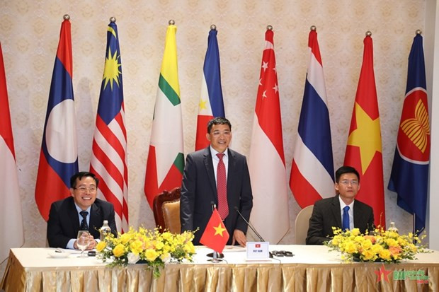 Major General Vu Thanh Van (C), Director of the Defence Ministry's Department of Foreign Affairs, Head of the Vietnamese delegation, speaks at the workshop (Photo: qdnd.vn)