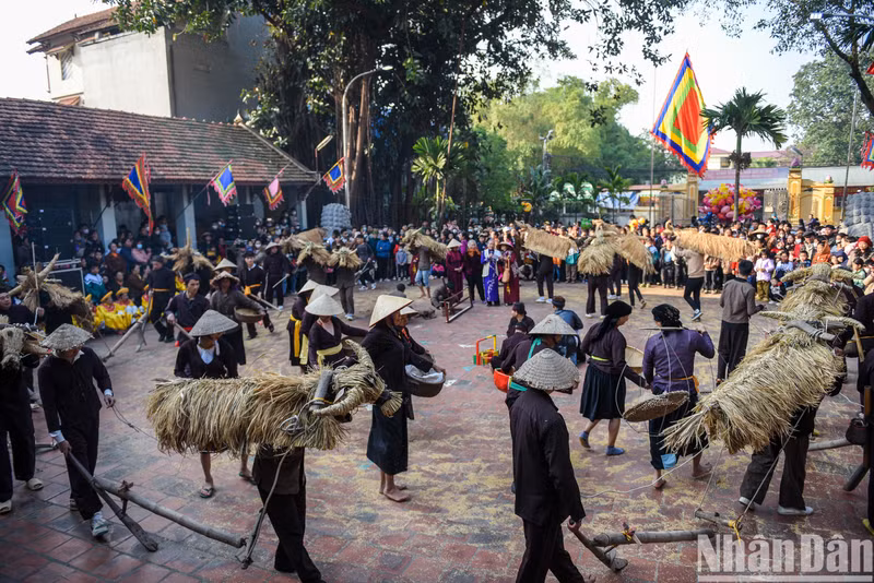 Many people and tourists flock to the festival.