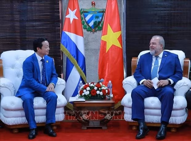 Deputy Prime Minister Tran Hong Ha (left) and Cuban Prime Minister Manuel Marrero Cruz. (Photo: VNA)