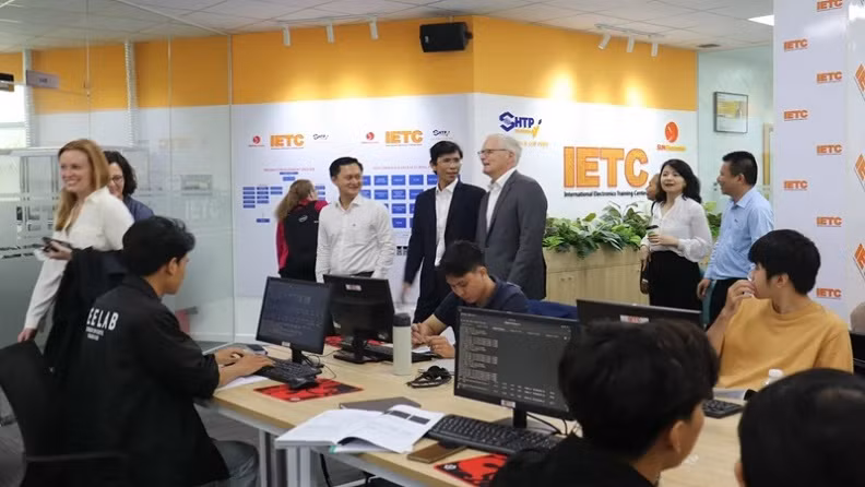 The US delegation visits the Electronics and Semiconductor Centre.