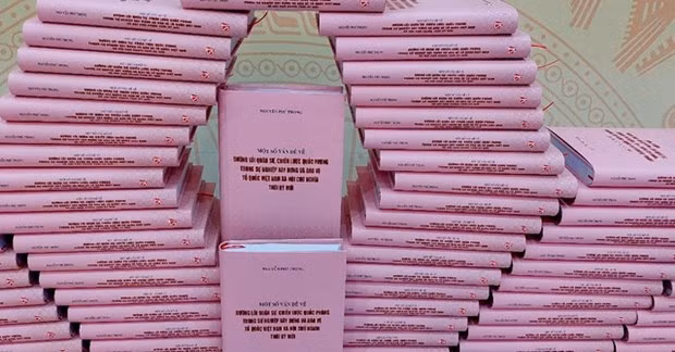 The recently released book, with its title translated as “Some issues about the military policy, national defence strategy during the cause of building and defending the socialist Vietnam Fatherland in the new period”, comprises 39 articles, speeches, and interviews of General Secretary Trong. (Photo: baochinhphu.vn)