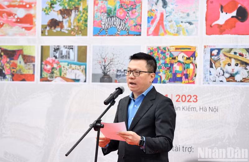 Member of the Party Central Committee (PCC), Editor-in-Chief of Nhan Dan Newspaper, Deputy Head of the PCC Commission for Communication and Education, and Chairman of the Vietnam Journalists’ Association Le Quoc Minh speaks at the opening of the exhibition.
