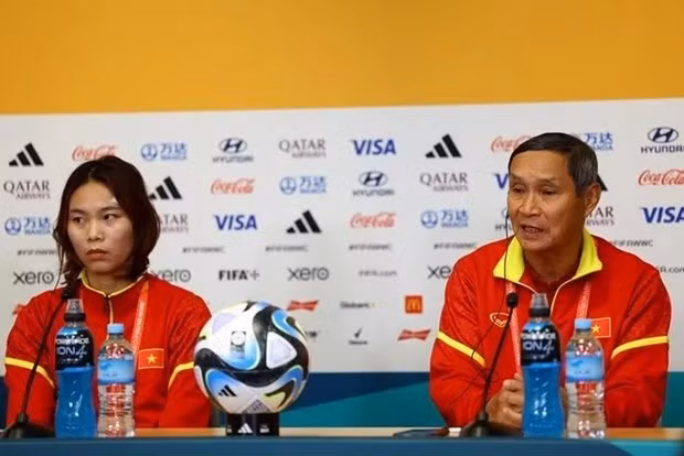 Head coach Mai Duc Chung (R) at the press conference. (Photo: Reuters)