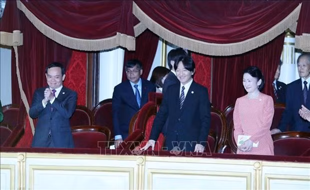 Japan's Crown Prince Akishino and Crown Princess Kiko at the Hanoi Opera House. (Photo: VNA)