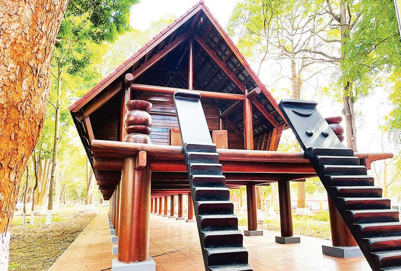 The Ede traditional long house was built in the Bao Dai Palace relic site, Tan Tien Ward, Buon Ma Thuot City. (Photo: Cong Ly)
