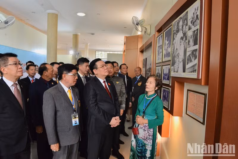 NA Chairman Hue visits the monument dedicated to President Ho Chi Minh in Udon Thani.