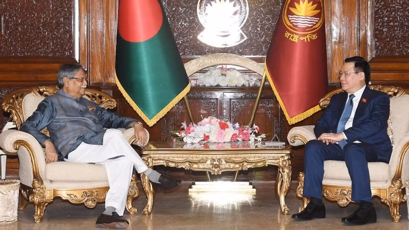 National Assembly Chairman Vuong Dinh Hue meets with President of Bangladesh Mohammed Shahabuddin. (Photo: VNA)