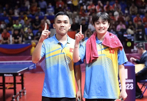 Dinh Anh Hoang and Tran Mai Ngoc won the gold medal in the mixed doubles event of table tennis at the 32nd SEA Games on May 14. (Photo: VNA)