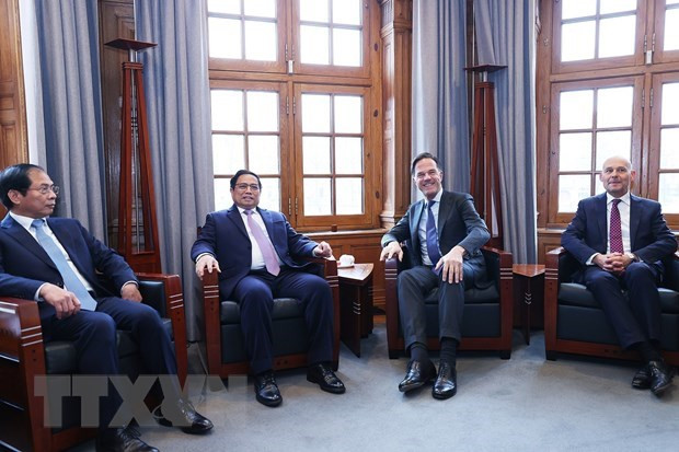 Prime Minister Pham Minh Chinh meets Dutch Prime Minister Mark Rutte during the Vietnamese leader's official visit to the Netherlands on December 12, 2022 (Photo: VNA)