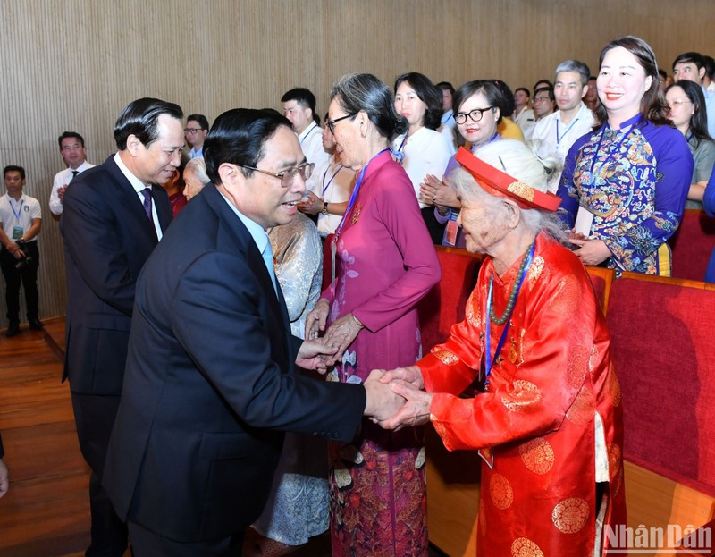 PM Pham Minh Chinh greets Vietnamese Heroic Mothers at the meeting. (Photo: NDO/Dang Khoa)