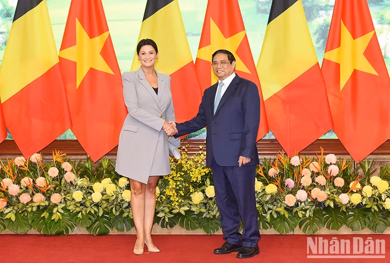 Prime Minister Pham Minh Chinh (R) and President of the Belgian Senate Stéphanie D'Hose (Photo: NDO)