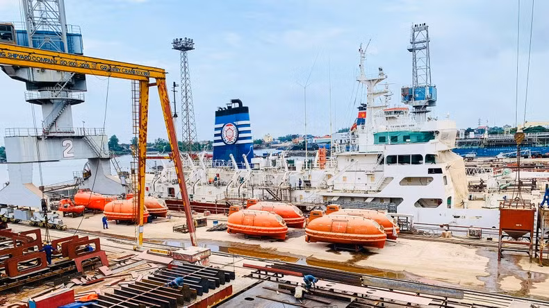 Building and repairing ships at the Pha Rung Shipbuilding Industry Company, Hai Phong city.