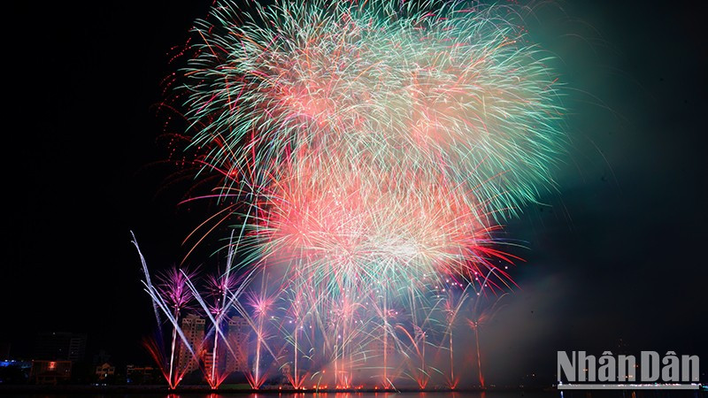 Firework display of the French team (Photo: NDO) 