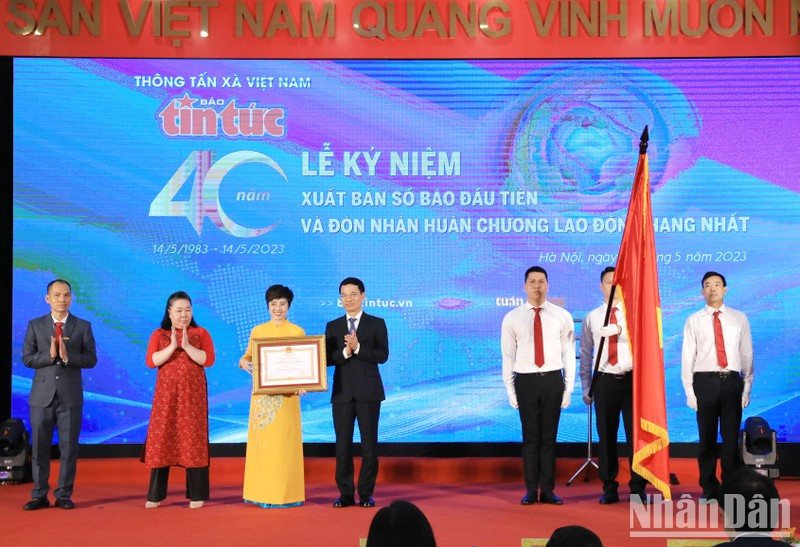 Member of the Party Central Committee and Minister of Information and Communications Nguyen Manh Hung, authorised by the State President, awards the first-class Labour Order to Tin Tuc Newspaper.