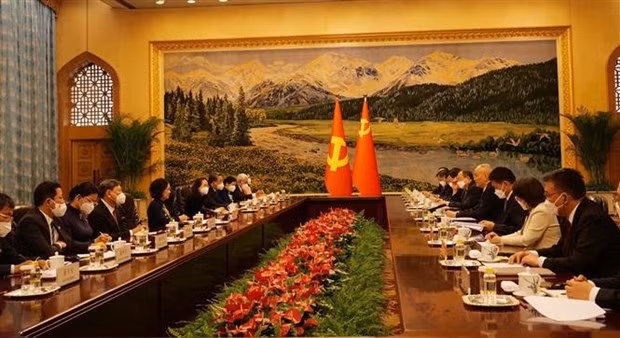 At a meeting between representatives of the two Politburos (Photo: VNA)