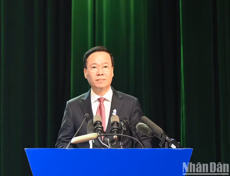 President Vo Van Thuong delivers a speech to direct the Congress.