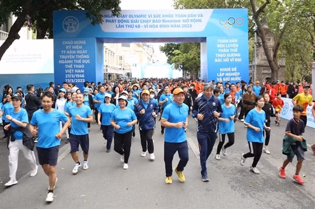 People take part in the Olympics Run Day on March 26 in Hanoi. (Photo hanoimoi.com.vn)