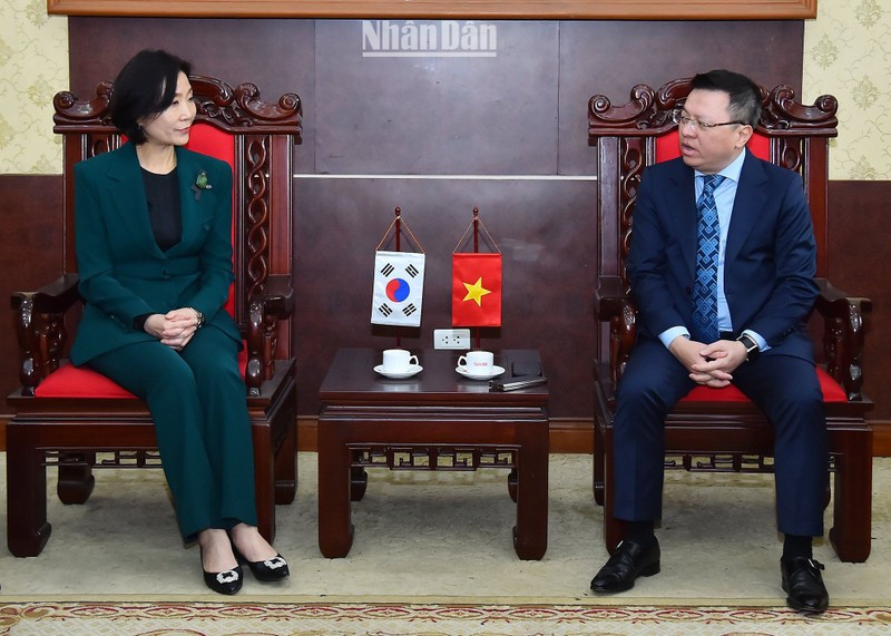 Editor-in-Chief of Nhan Dan Newspaper Le Quoc Minh (R) receives RoK Ambassador to Vietnam Oh Young-ju. (Photo: NDO/Thuy Nguyen)