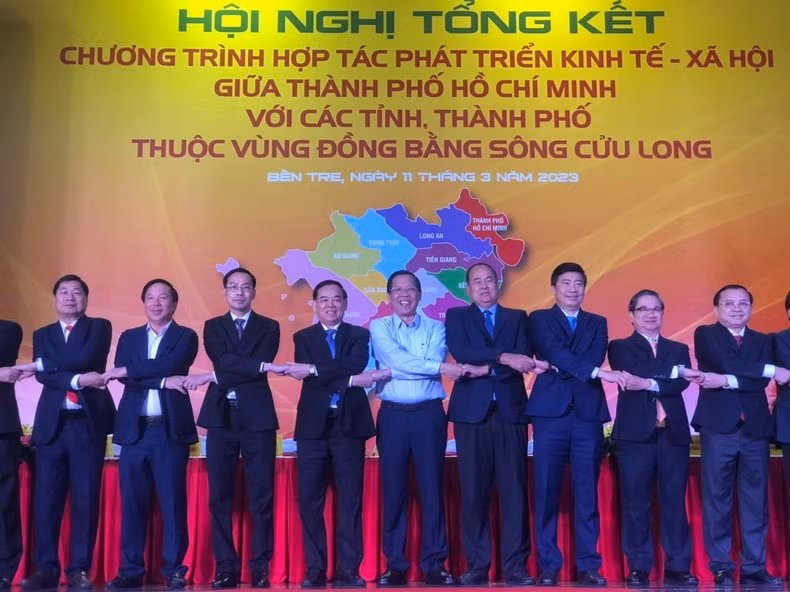Ho Chi Minh City and 13 provinces and cities in the Mekong Delta signed a cooperative agreement at the conference.