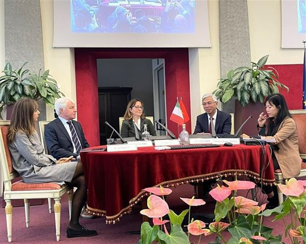 Vice Chairman of the municipal People’s Committee Vo Van Hoan (second from right) at a working session with Vice Mayor of the City of Turin Michela Favaro. (Photo: VNA)