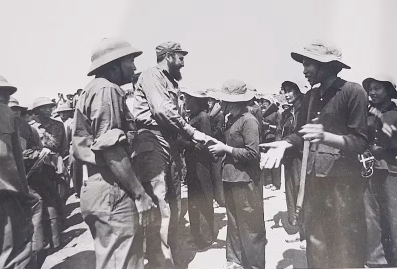 Cuban leader Fidel Castro shakes hands to congratulate outstanding female guerrilla Hoang Thi Cham at Doc Mieu base, Gio Linh District. (File photo)