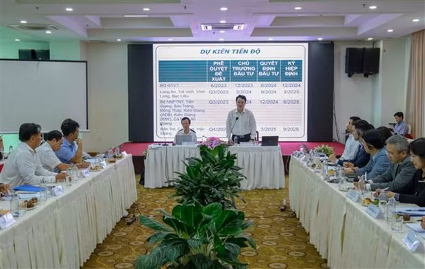 Representatives from ministries, agencies and localities participate in the meeting. (Photo: VNA)