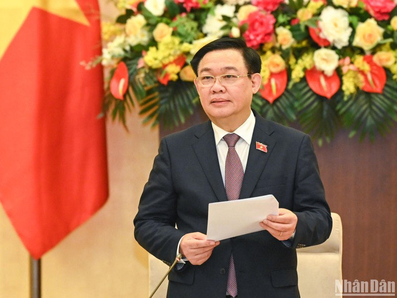 NA Chairman Vuong Dinh Hue speaks at the session.