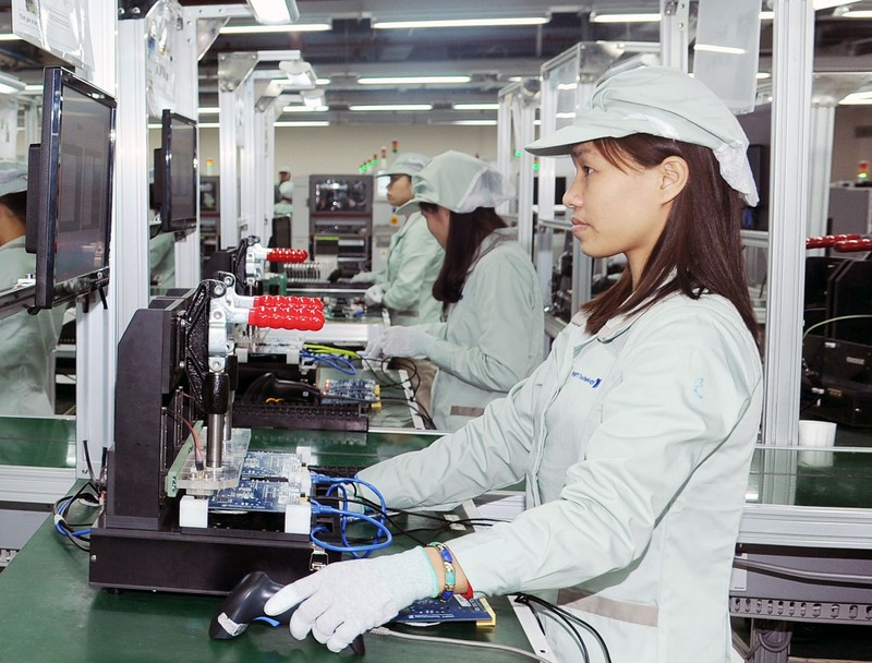 Manufacturing circuit boards at Vietnam Posts and Telecommunication Industry Technology Joint Stock Company at the Hoa Lac Hi-Tech Park. (Photo: An Khanh)