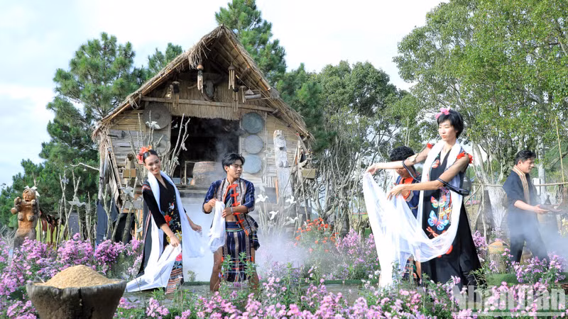 The event organised by the People’s Committee of Da Lat City and Vietnam Silk House Company Limited, aimed to celebrate the 130th anniversary of Da Lat’s formation and development (1893-2023).