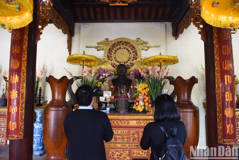 These days, the memorial area has welcomed many tourists to offer incense in commemoration of the late Party General Secretary. These days, the memorial area has welcomed many tourists to offer incense in commemoration of the late Party General Secretary.