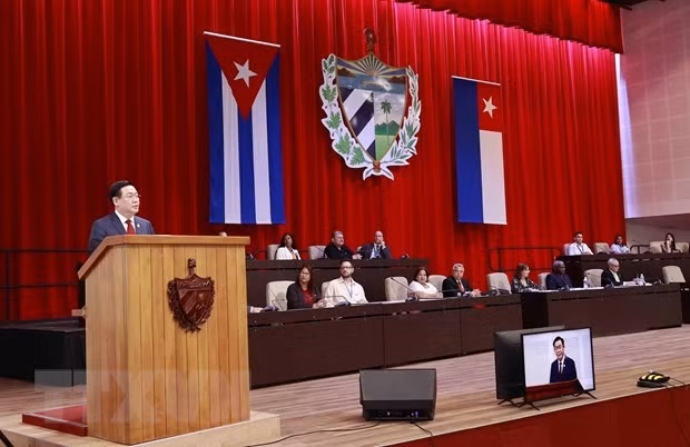 NA Chairman Vuong Dinh Hue delivers a speech at the special session of the NA of People's Power of Cuba in Havana on April 19 afternoon (local time). (Photo: VNA)