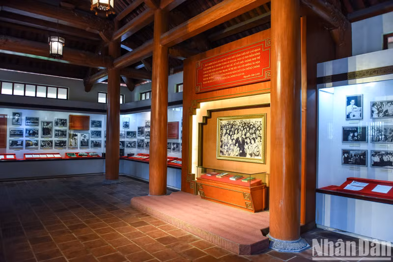 At the souvenir display house, memorabilia associated with the years of operation of General Secretary Nguyen Van Linh are arranged neatly in chronological order. At the souvenir display house, memorabilia associated with the years of operation of General Secretary Nguyen Van Linh are arranged neatly in chronological order.