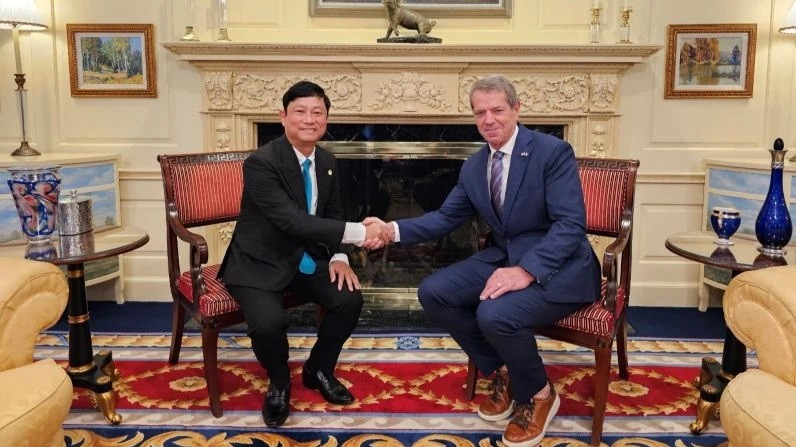 Chairman of the People’s Committee of Binh Duong Province Vo Van Minh works with Nebraska’s Governor Jim Pillen.
