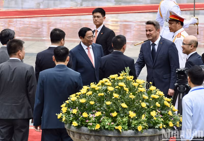 PM Pham Minh Chinh introduces the Vietnamese delegation members to PM Xavier Bettel.