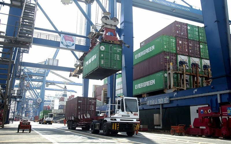 Loading and unloading goods at Tan Cang Cat Lai, Ho Chi Minh City. (Photo: Hong Dat)