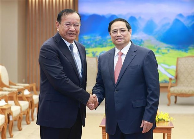 PM Pham Minh Chinh (R) and Cambodian Deputy PM and Foreign Minister Prak Sokhonn at their meeting in Hanoi on March 21 (Photo: VNA)