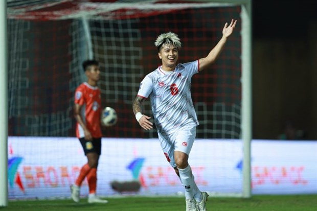 Martin Lo of Hai Phong FC celebrates his opening goal in the match between Hai Phong and Hougang United at the AFC Cup's Group H on December 14 in Hai Phong city. (Photo: VFF)