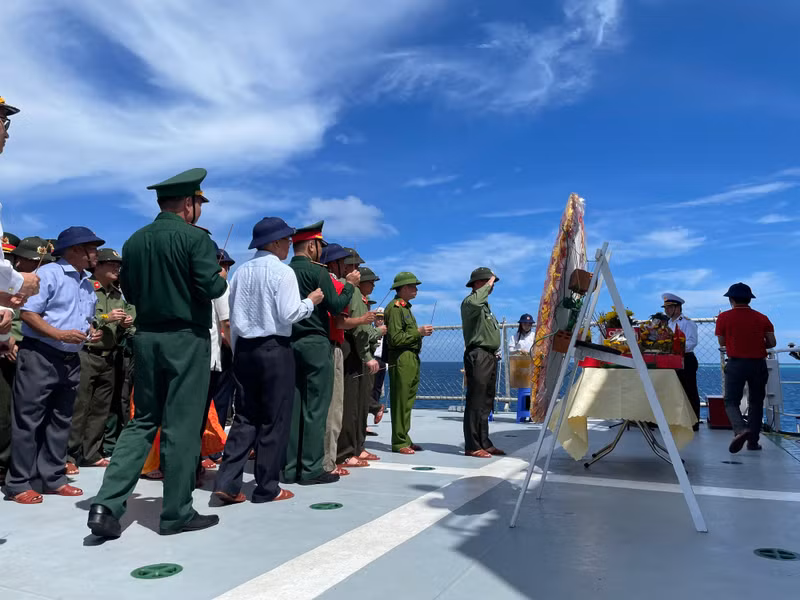 A memorial commemoration of naval officers and soldiers who heroically sacrificed in Truong Sa Archipelago.