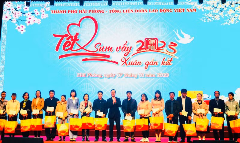 Permanent member of the PCC’s Secretariat Vo Van Thuong presents Tet gifts to workers in Hai Phong City.