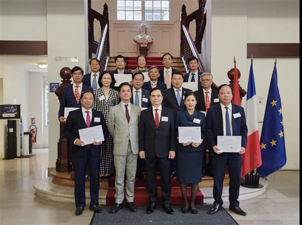Members of the HCMA delegation pose for a group photo at the National Institute of Public Service of France (Photo: VNA)