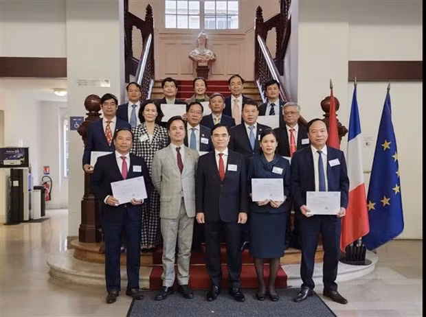 Members of the HCMA delegation pose for a group photo at the National Institute of Public Service of France (Photo: VNA)