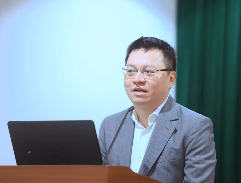 Nhan Dan Newspaper Editor-in-Chief Le Quoc Minh speaks at the session.