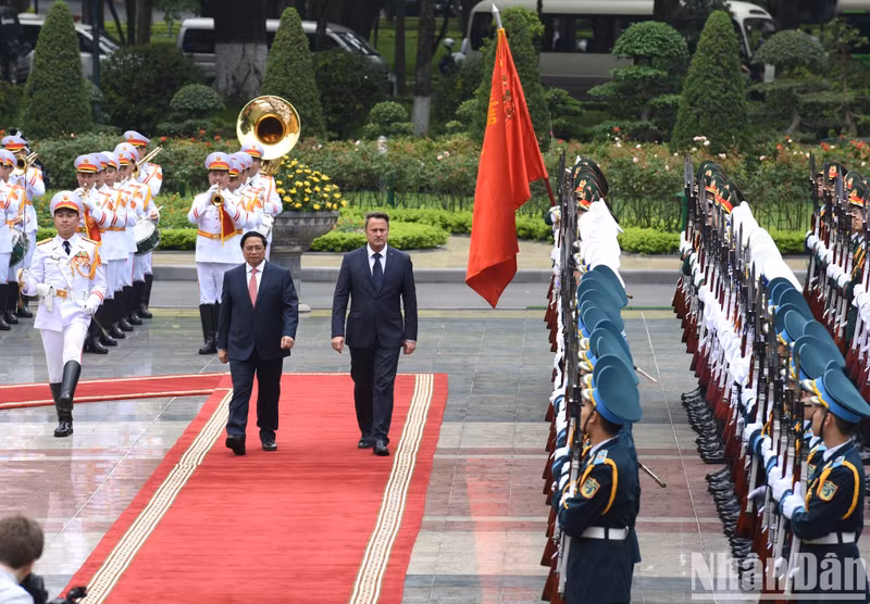 PM Pham Minh Chinh and PM Xavier Bettel review the Honour Guard of the Vietnam People's Army.