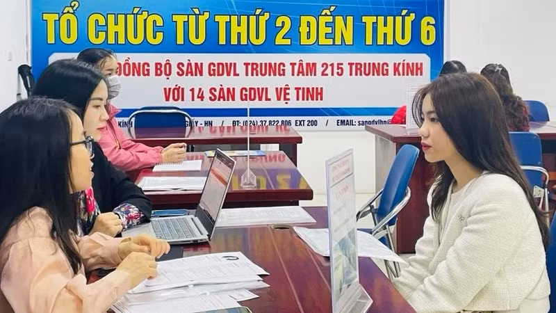 An exchange between employers and employees in Hanoi (Photo: hanoimoi.com.vn)