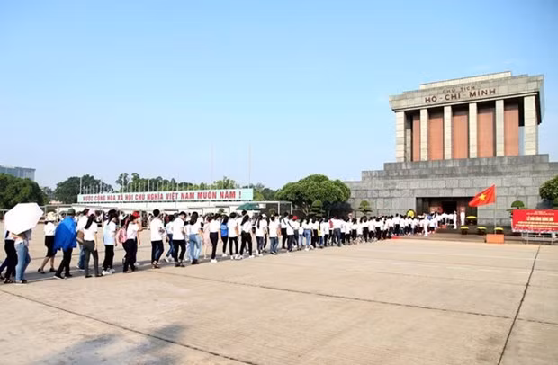 People visit the mausoleum to pay tribute to President Ho Chi Minh in Hanoi. (Photo: VNA)