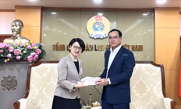 VGCL President Nguyen Dinh Khang (R) receives Regional Director for ILO Office for Asia and the Pacific Chihoko Asada-Miyakawa (Photo: laodong.vn)