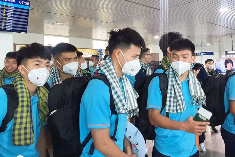 The players are given a traditional Khmer Krama towel by Angkor Air. (Photo: VFF)
