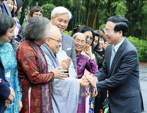 President Vo Van Thuong meets with representatives of the Vu A Dinh Scholarship Fund and the “For the Beloved Hoang Sa and Truong Sa” Club. (Photo: VNA)